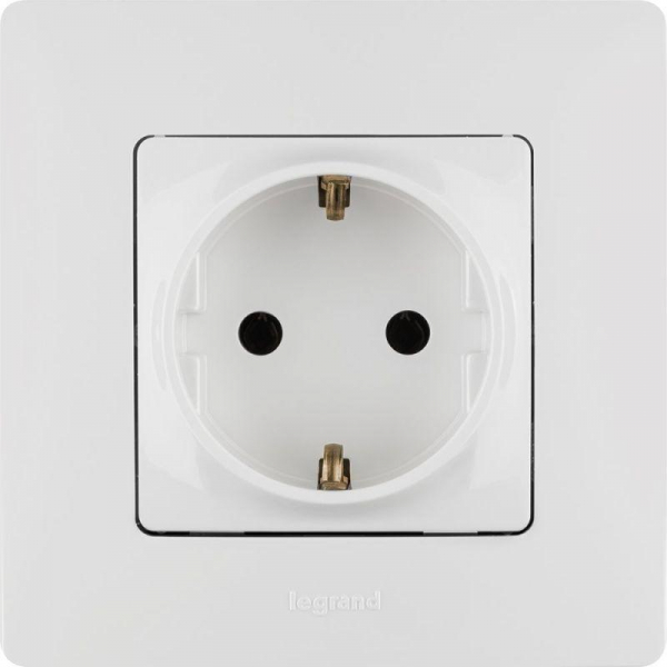 Розетка 1-м СП Etika 16А IP20 250В 2P+E с заземл. немецк. стандарт винтов. клеммы механизм бел. IEK 672221