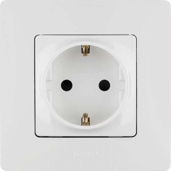Розетка 1-м СП Etika 16А IP31 250В 2P+E с заземл. защ. шторки немецк. стандарт винтов. клеммы механизм бел. IEK 672222